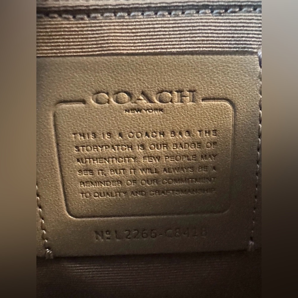 Coach Dempsey Tote Bag 40 In Signature Jacquard With Stripes EUC - Picture 9 of 9